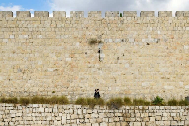 How Many Days Did Nehemiah Take To Rebuild The Walls Of Jerusalem?