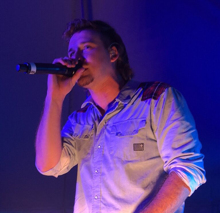 Fans Cheer As Country Star Lifts Up God During SNL Set