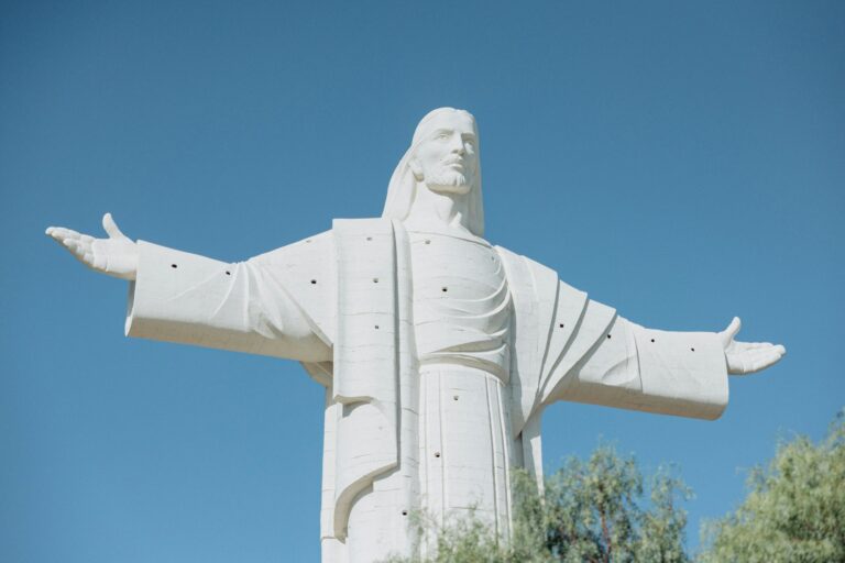 What Color Was Jesus’ Robe Before The Crucifixion?